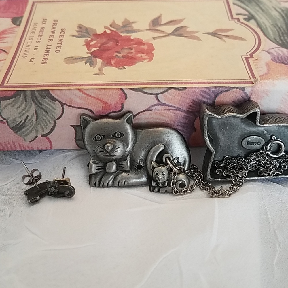 Cat Necklace w/ box * make an offer*